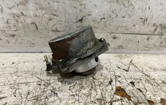Opel Insignia A Vacuum pump 8824