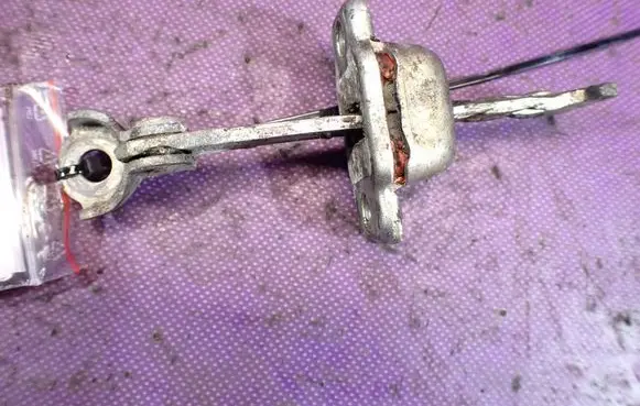Citroen C1 Front door check strap stopper