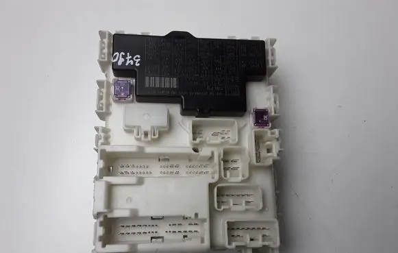 Suzuki Swift II Fuse module P6133608