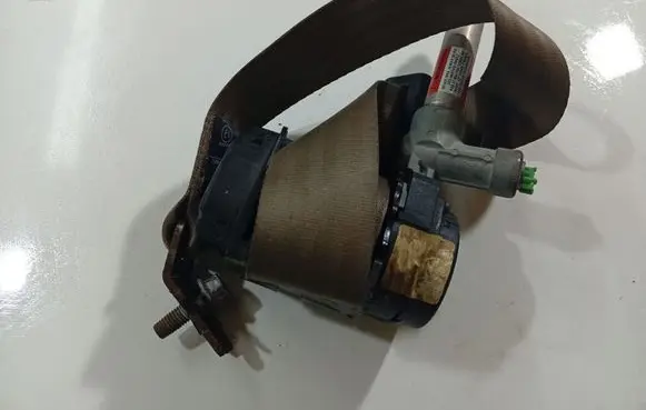Volvo S80 Rear seatbelt 8639770