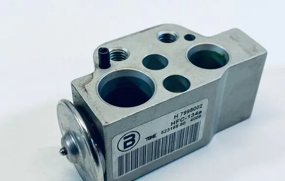 Audi A4 S4 B8 8K Air conditioning (A/C) expansion valve 8K0820679B