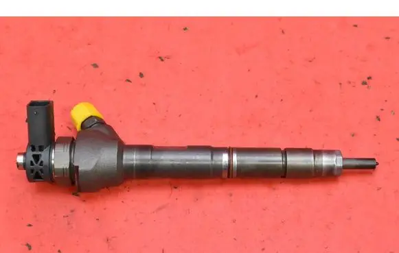 Volkswagen PASSAT B6 Fuel injector 0445110369