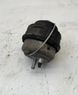 Volvo S60 Engine mount bracket