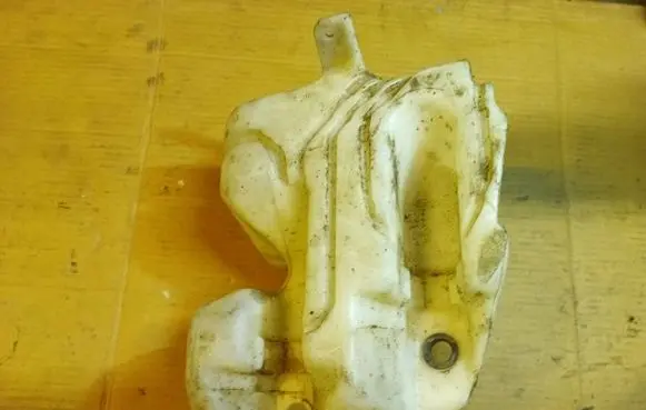 Windshield washer fluid reservoir/tank