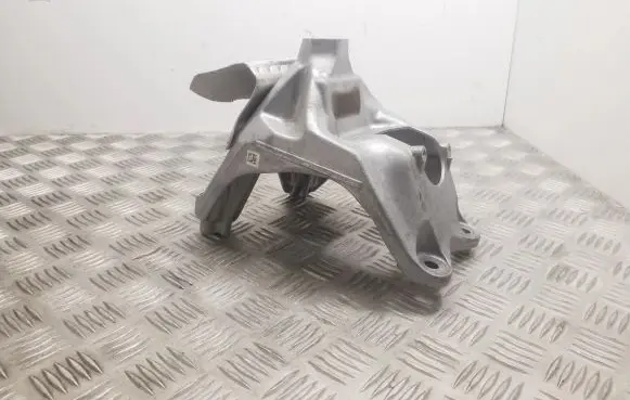 Audi A4 S4 B9 Engine mounting bracket 4M0199308CE