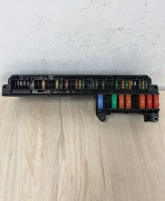 BMW 5 E60 E61 Fuse module 25613290