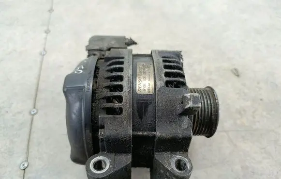 Toyota Corolla Verso E121 Generator/alternator 
