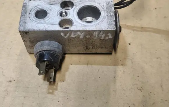 Chrysler Voyager Air conditioning (A/C) expansion valve 4677203