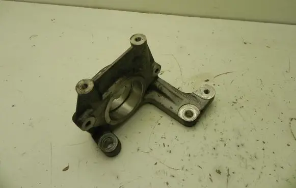 Nissan Juke I F15 Engine mounting bracket 121031B002 VD8964