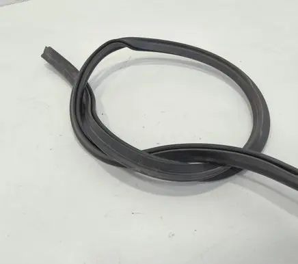 Volkswagen PASSAT B6 Engine compartment rubber 