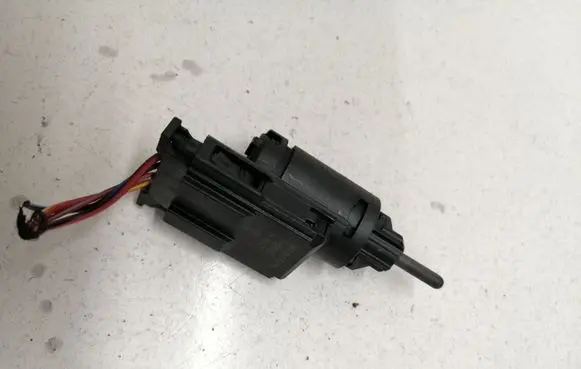 Volkswagen PASSAT B5.5 Brake pedal sensor switch 3B0945511A