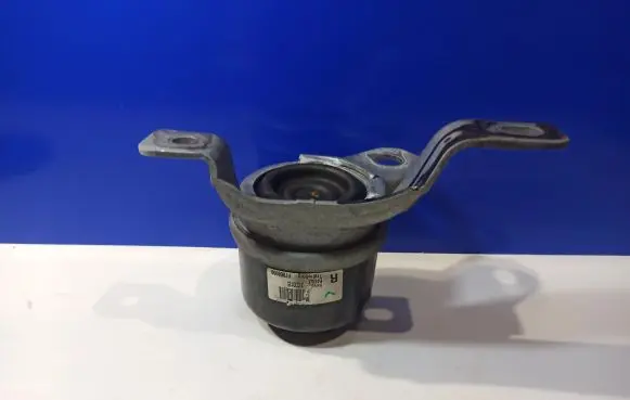Volvo S60 Engine mount bracket 31330135