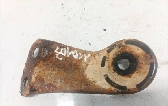 Toyota Avensis T250 Engine mounting bracket