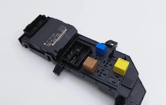 Opel Vectra C Fuse module 13223678 13223678JA 518897004