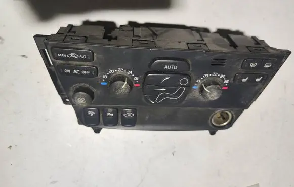 Volvo V70 Climate control unit 30746022 07W04E05 M4045100120