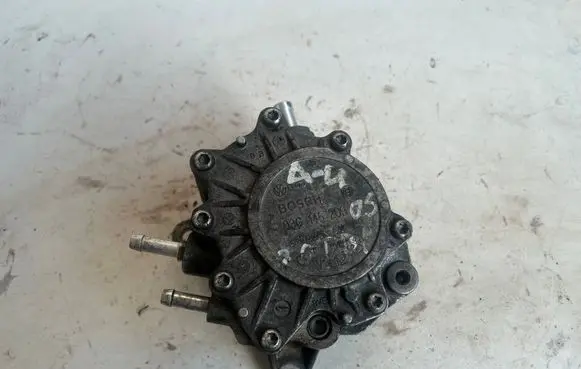 Audi A4 S4 B7 8E 8H Vacuum pump 03G145209