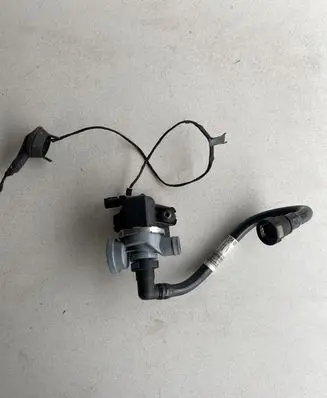 BMW 5 G30 G31 Fuel injection high pressure pump 741095304