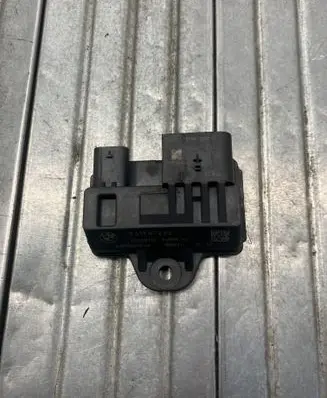 BMW 5 F10 F11 Glow plug pre-heat relay 8519472 150331 E2110021046