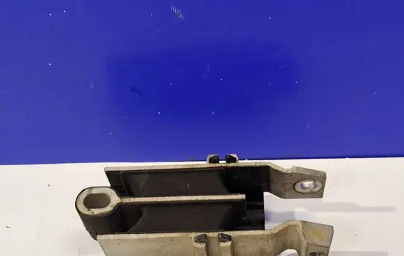 Engine mount bracket