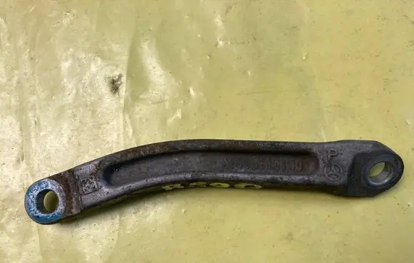 Mercedes-Benz B W245 Engine mounting bracket A1693610140