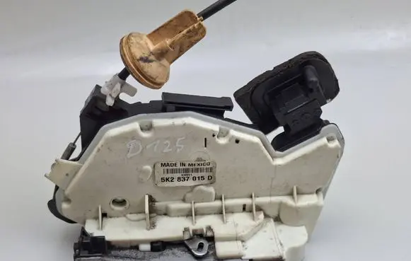 Volkswagen Golf VII Front door lock 5K2837015D