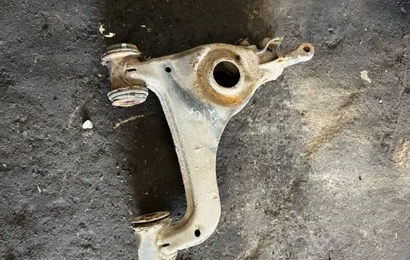 Mercedes-Benz E W210 Front lower control arm/wishbone