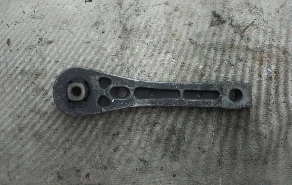 Volkswagen Touran I Engine mount bracket 1K0199855L