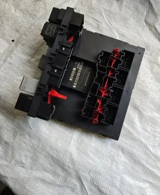 Volkswagen PASSAT B6 Fuse box set 3C0937049E H37S1002 F005V00526