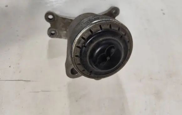 Engine mount bracket