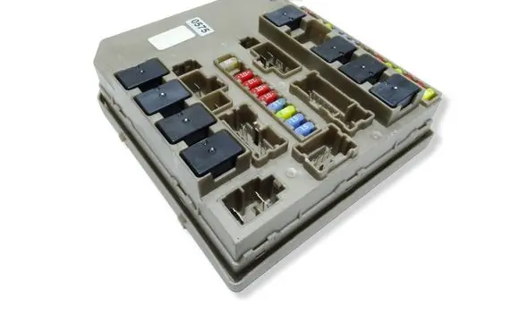 Renault Clio III Fuse module 674660A R7G16004