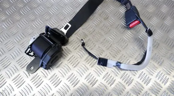 Middle seatbelt (rear)