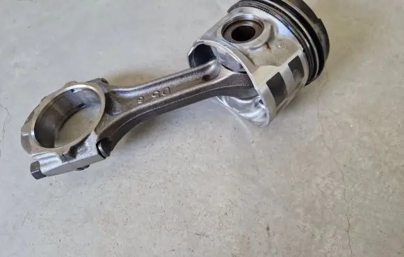 Piston with connecting rod