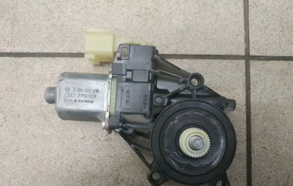 Ford Fiesta Front door electric window regulator 8A6114A389B