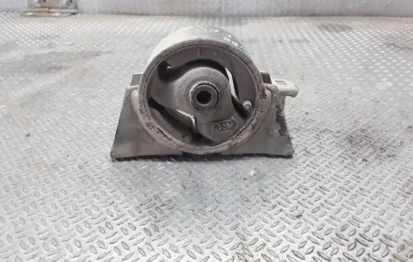 Nissan X-Trail T30 Engine mount bracket