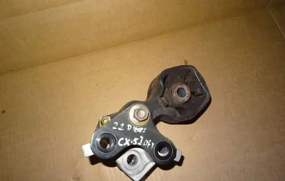 Mazda CX-5 Engine mounting bracket KD62