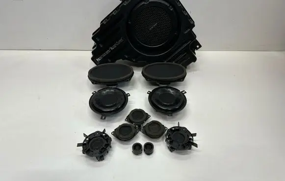 Jeep Grand Cherokee Audio system kit 68043031AC 68043032AC 05035130AC