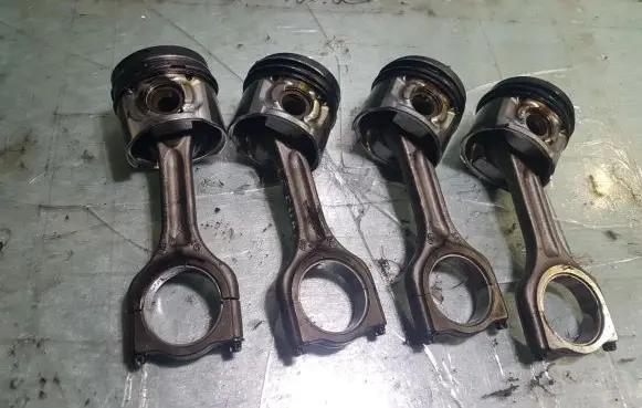 Peugeot 3008 I Piston with connecting rod
