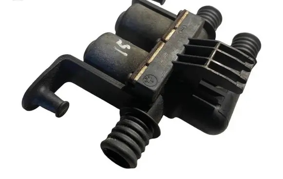 BMW 5 E39 Coolant heater control valve 6906652 64116906652