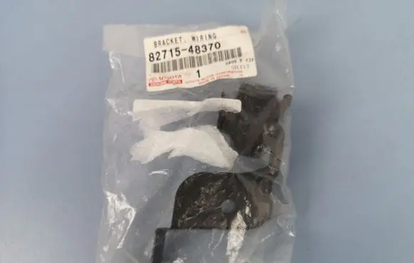 Lexus RX 330 - 350 - 400H Tie down hook / loop 8271548370