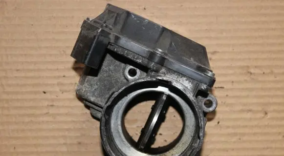 Volkswagen Golf V Throttle valve 03G128063M