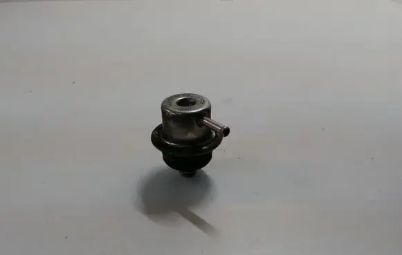 Volkswagen Golf IV Fuel pressure regulator 037133035C 0280160557