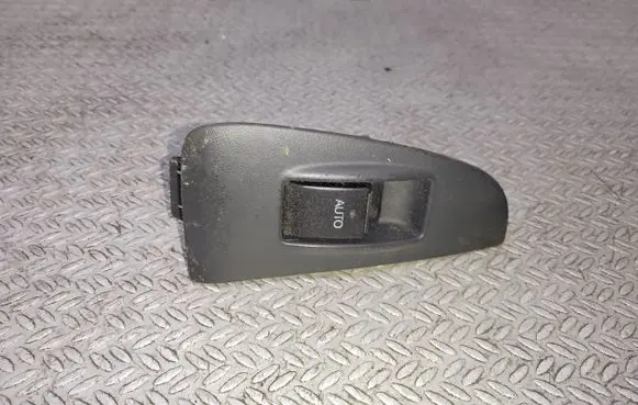 Toyota Avensis T250 Electric window control switch