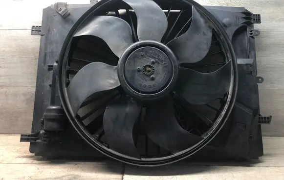 Mercedes-Benz E W212 Electric radiator cooling fan A2045000755