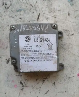 Volkswagen PASSAT B5.5 Airbag control unit/module 1J0909604
