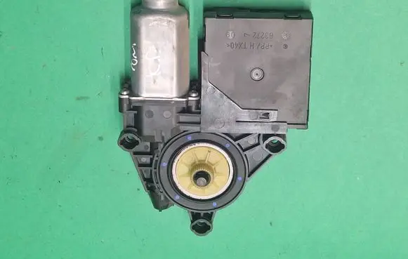 Volkswagen Caddy Front door window regulator motor 5K0959792