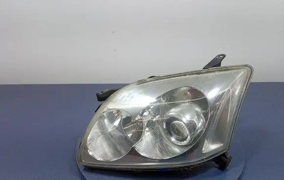 Toyota Avensis Verso Headlight/headlamp 