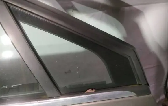 Citroen C5 Front door vent window glass four-door as2