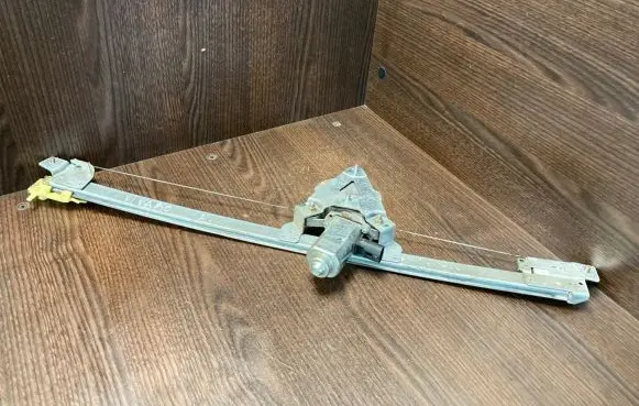 Opel Vivaro Front door window regulator with motor 91165704 7700311820
