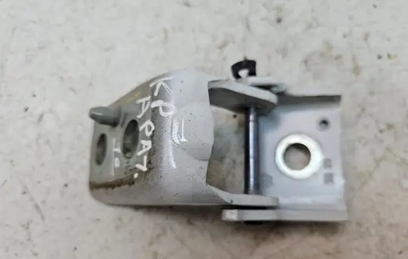 Peugeot 3008 II Front door lower hinge 