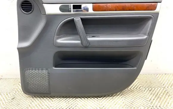 Volkswagen Touareg I Front door card panel trim